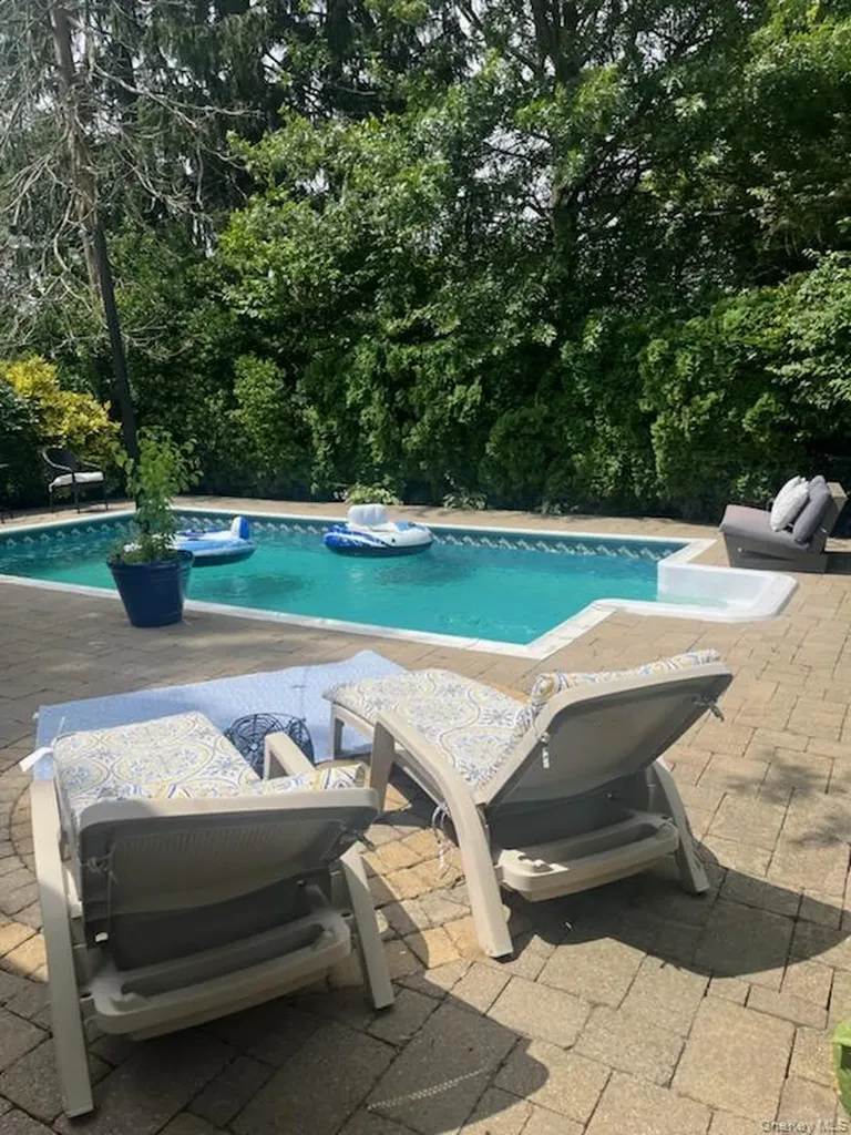 453 Andrews Road Mineola NY 11501