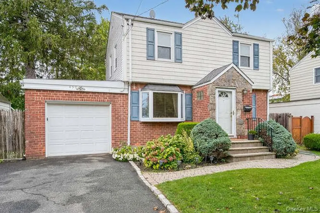 453 Andrews Road Mineola NY 11501
