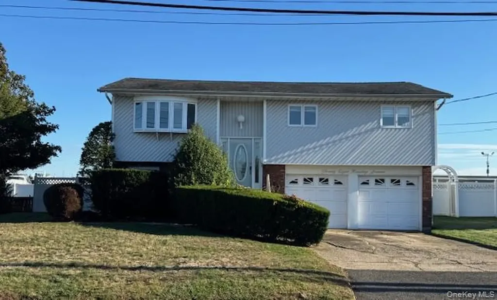 28 Harding Avenue Lindenhurst NY 11757