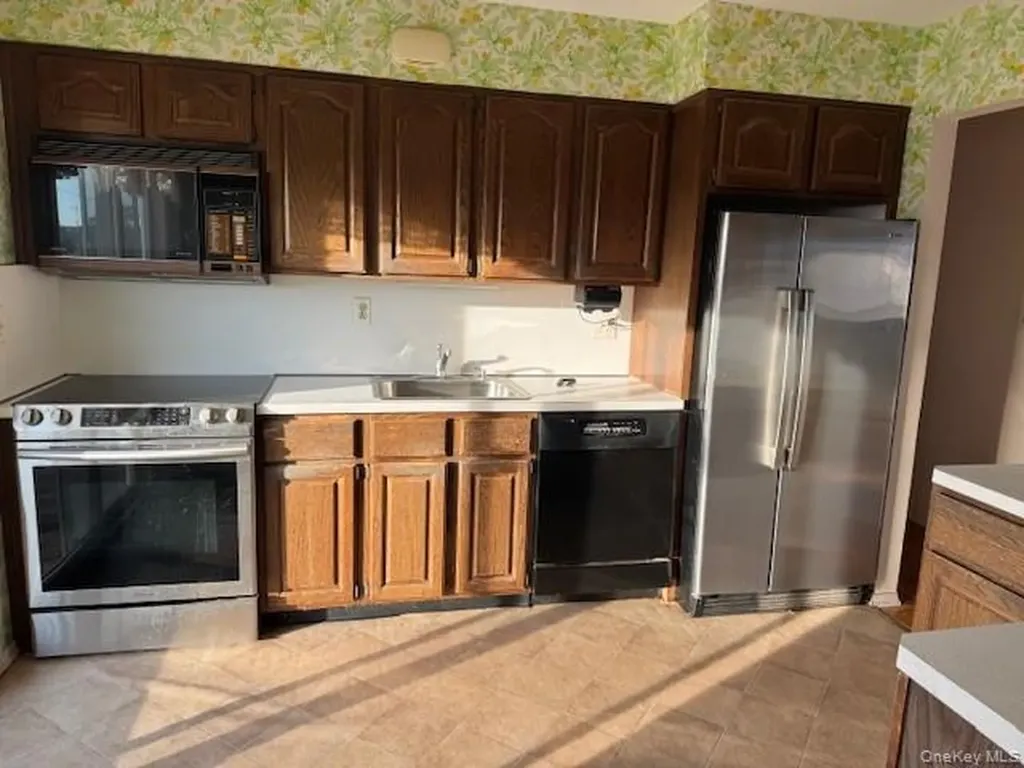 28 Harding Avenue Lindenhurst NY 11757