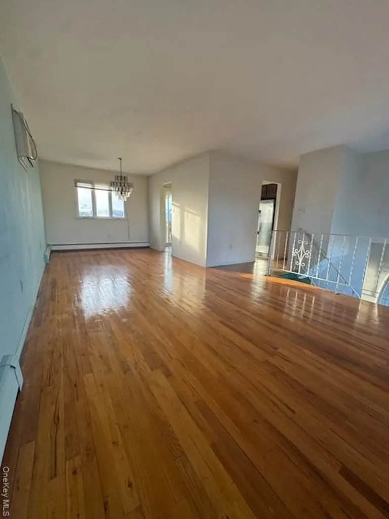 28 Harding Avenue Lindenhurst NY 11757