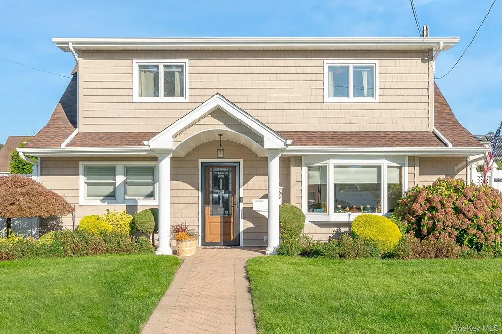 3 Roxbury Lane Massapequa NY 11758