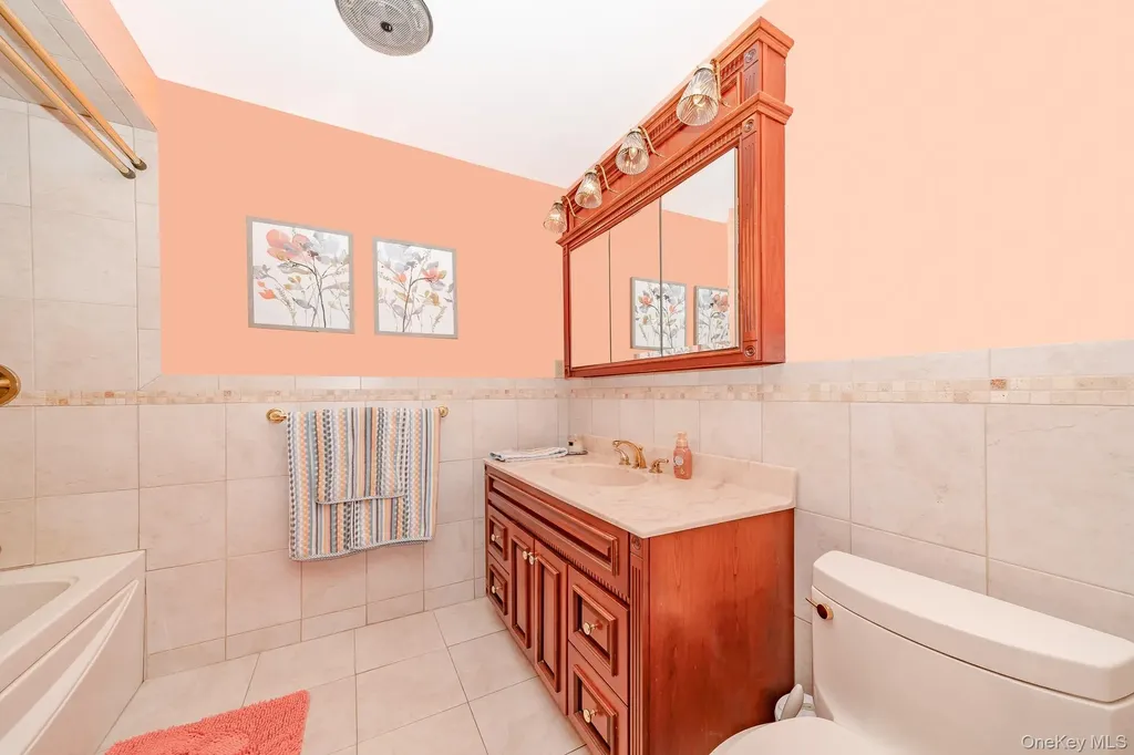 3 Roxbury Lane Massapequa NY 11758