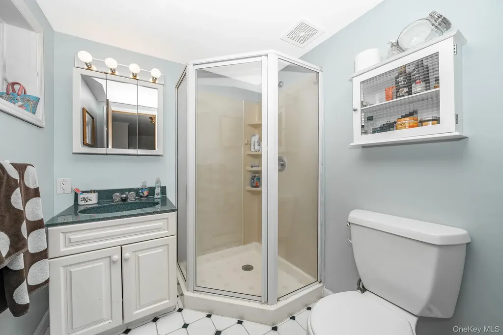 3 Roxbury Lane Massapequa NY 11758