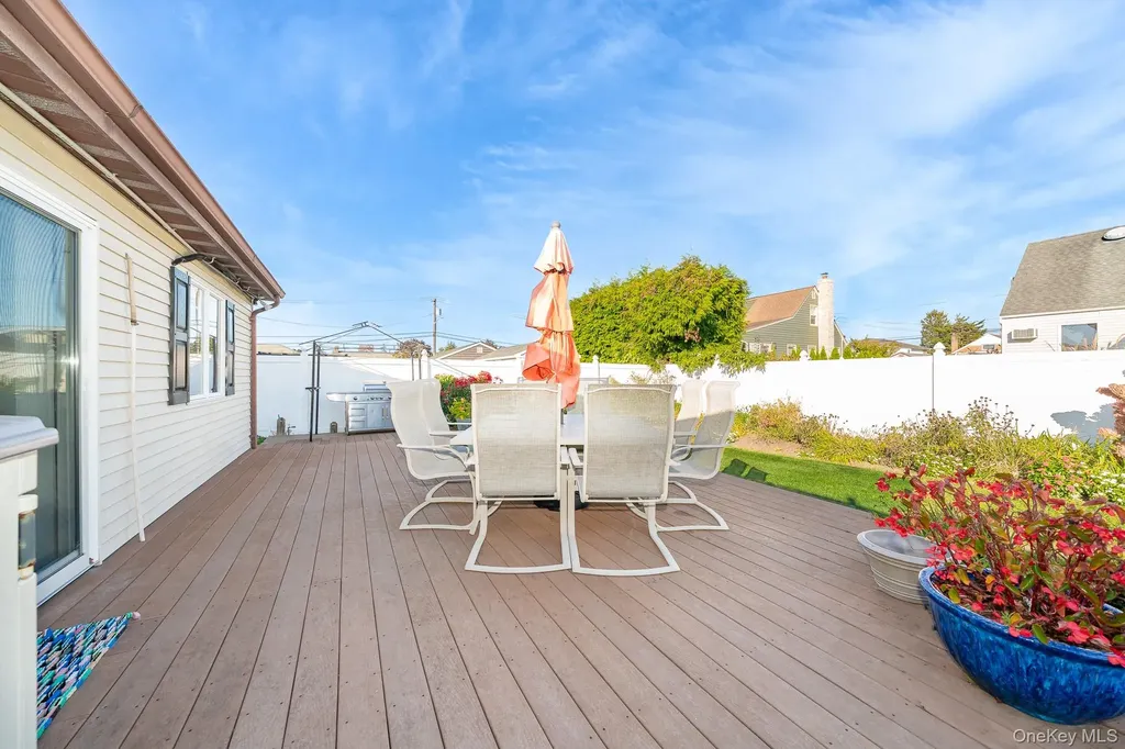 3 Roxbury Lane Massapequa NY 11758