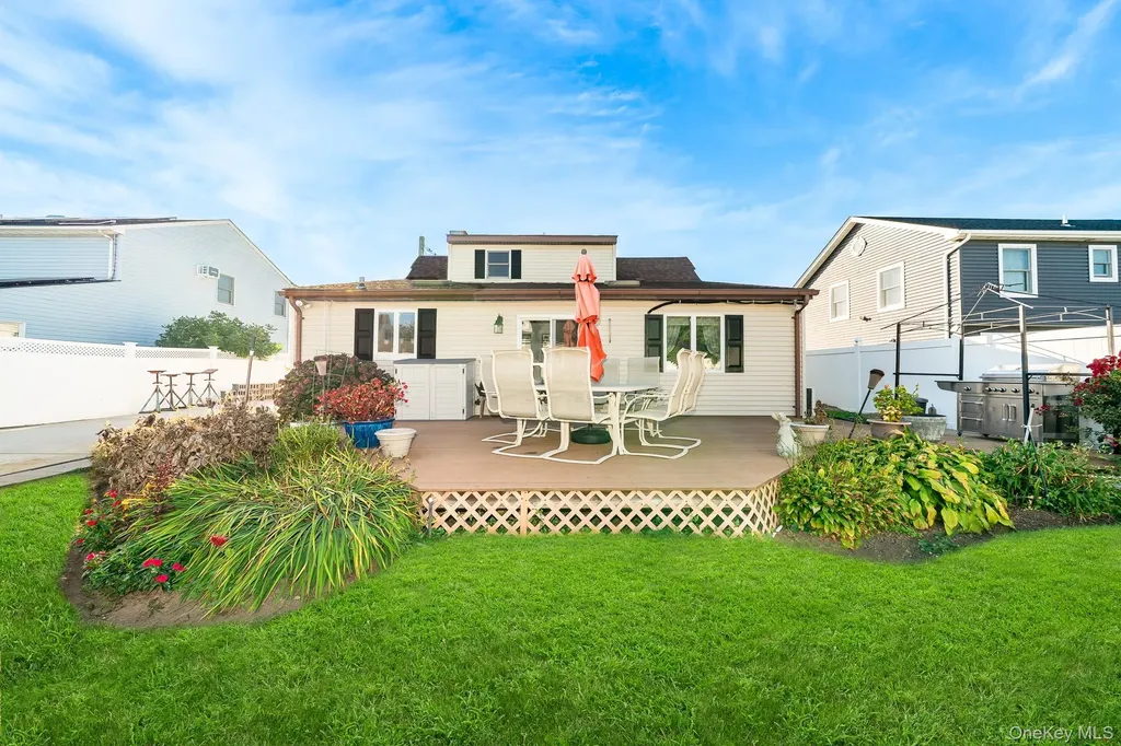 3 Roxbury Lane Massapequa NY 11758
