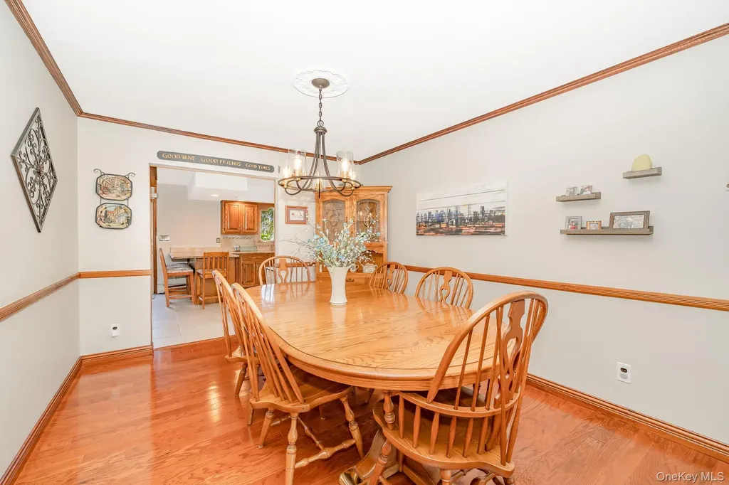 3 Roxbury Lane Massapequa NY 11758