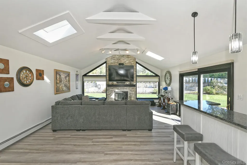 10 Burnham Lane Dix Hills NY 11746