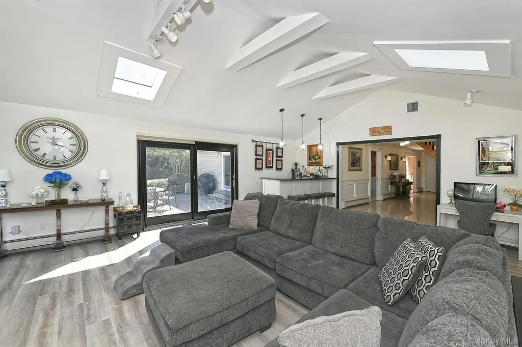 10 Burnham Lane Dix Hills NY 11746
