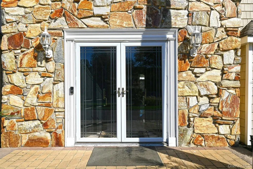 10 Burnham Lane Dix Hills NY 11746