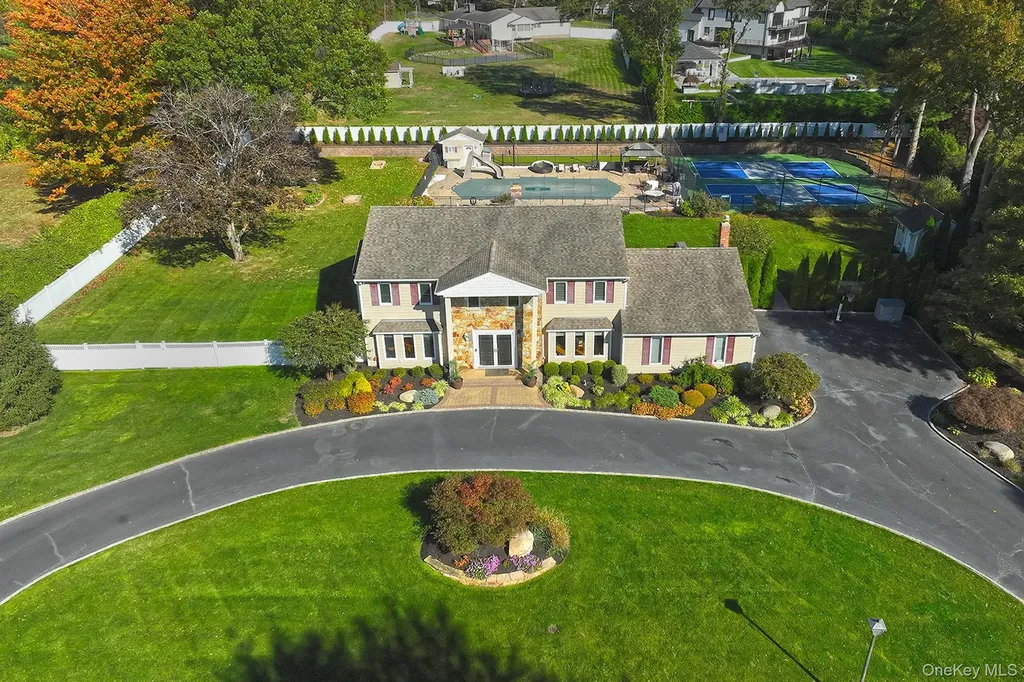 10 Burnham Lane Dix Hills NY 11746