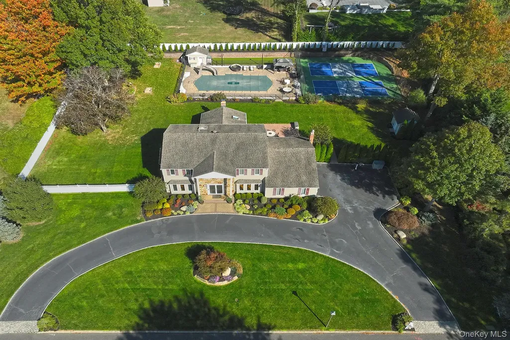 10 Burnham Lane Dix Hills NY 11746
