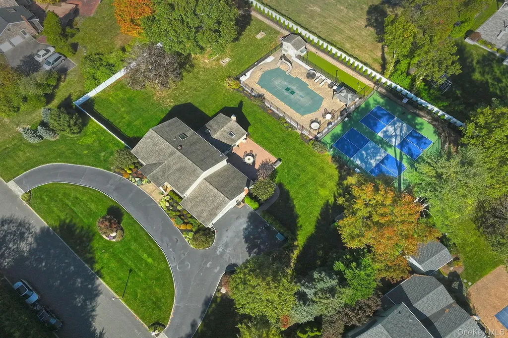 10 Burnham Lane Dix Hills NY 11746