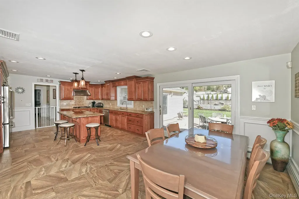 10 Burnham Lane Dix Hills NY 11746