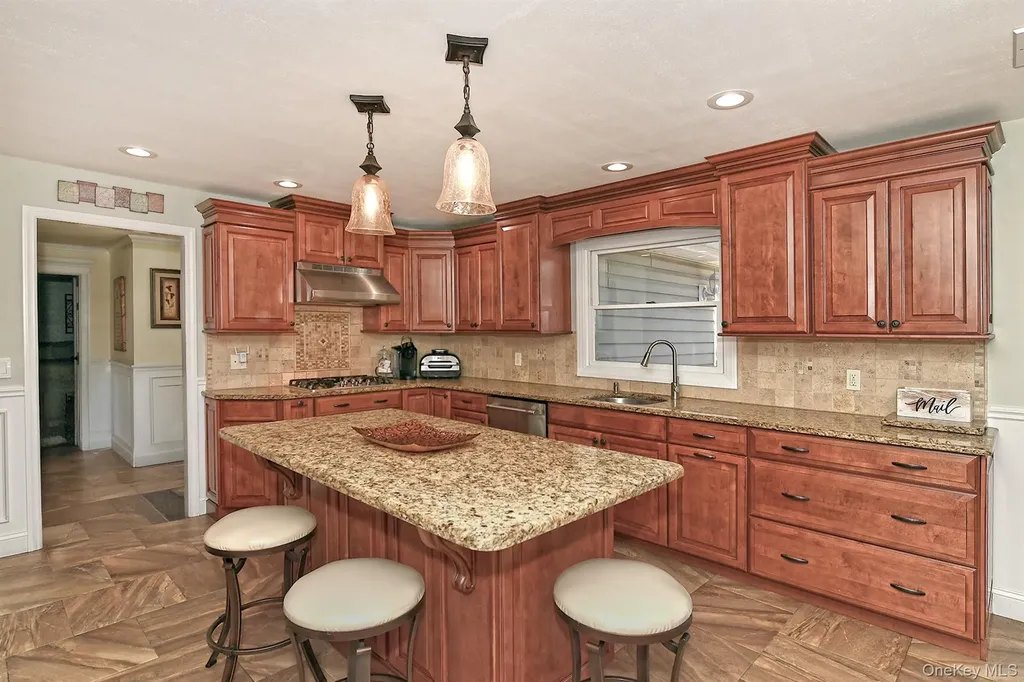 10 Burnham Lane Dix Hills NY 11746