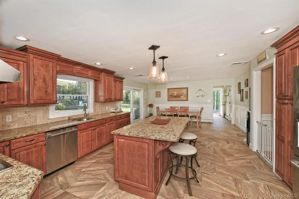 10 Burnham Lane Dix Hills NY 11746