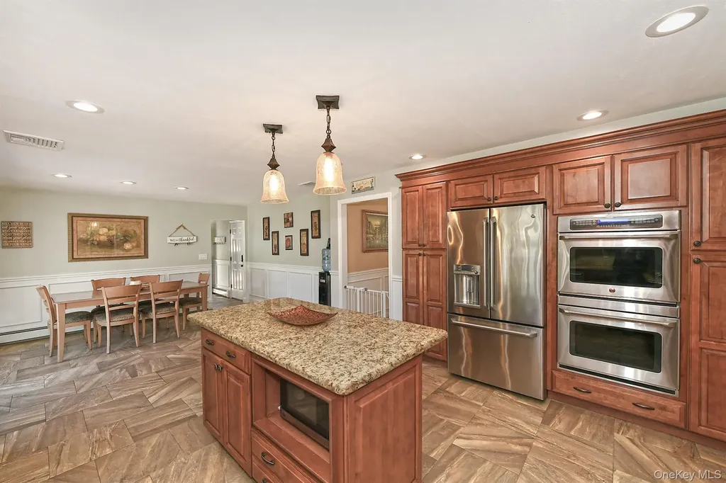 10 Burnham Lane Dix Hills NY 11746