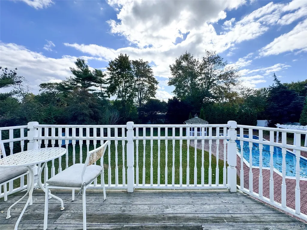 137 South Road Westhampton NY 11977