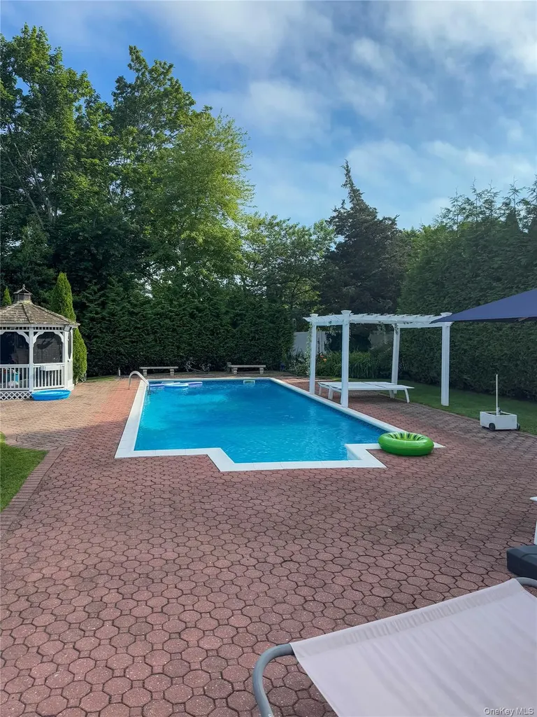 137 South Road Westhampton NY 11977