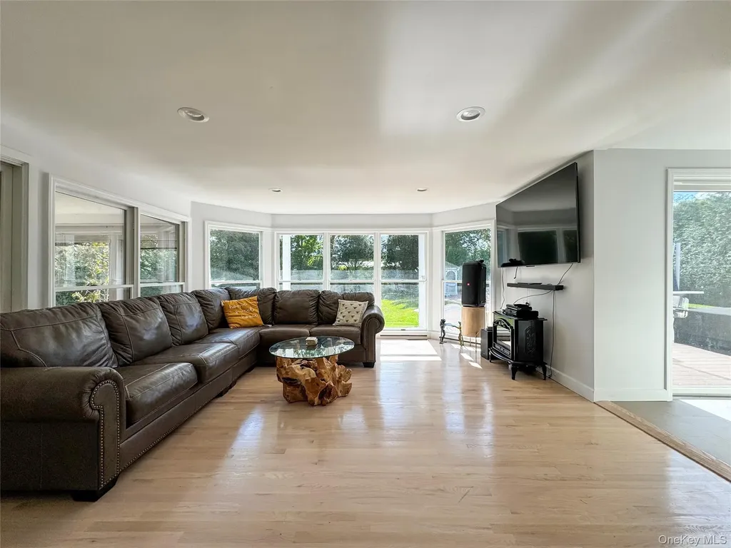 137 South Road Westhampton NY 11977