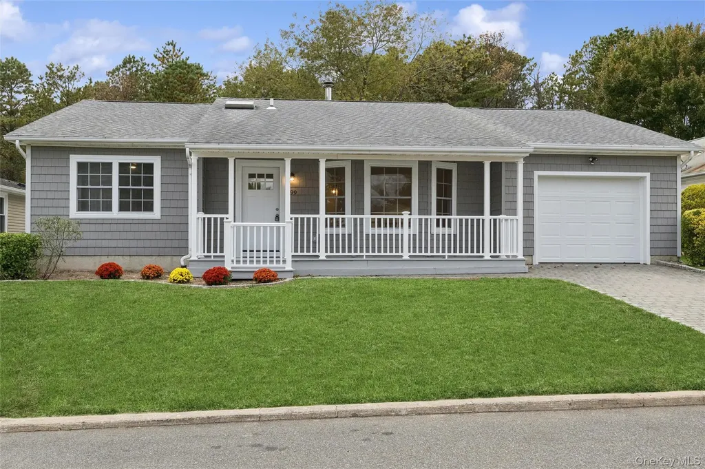 99 Village Circle W Manorville NY 11949