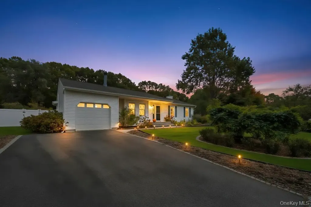 47 Evelyn Court Manorville NY 11949