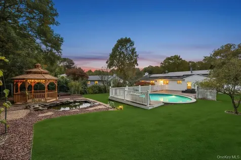 47 Evelyn Court Manorville NY 11949