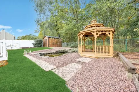 47 Evelyn Court Manorville NY 11949