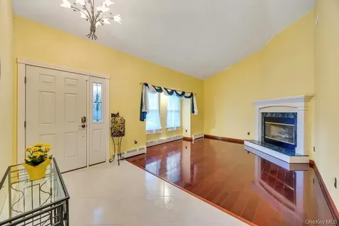 47 Evelyn Court Manorville NY 11949