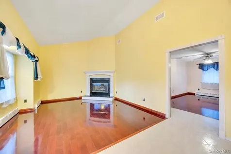 47 Evelyn Court Manorville NY 11949