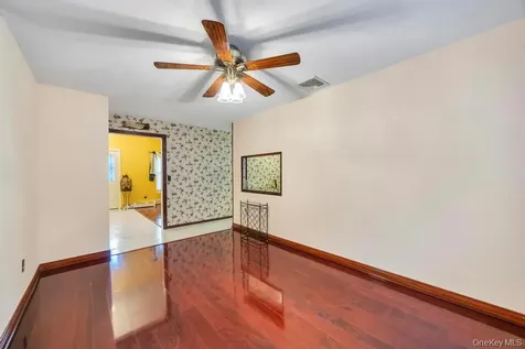 47 Evelyn Court Manorville NY 11949