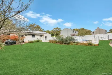 47 Evelyn Court Manorville NY 11949