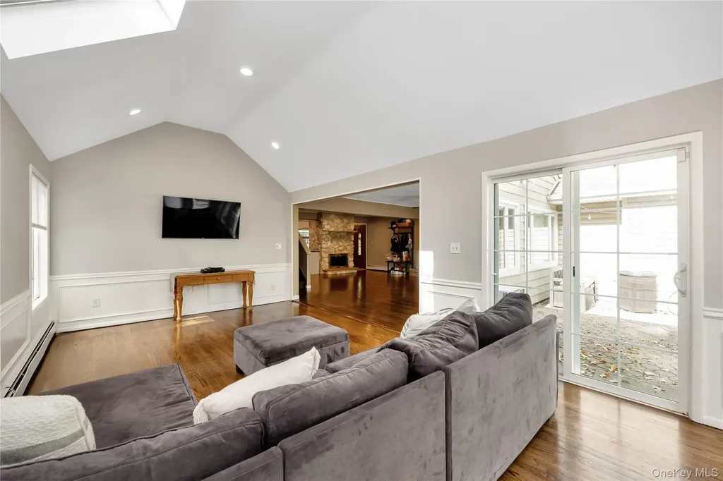 37 Angle Lane Hicksville NY 11801