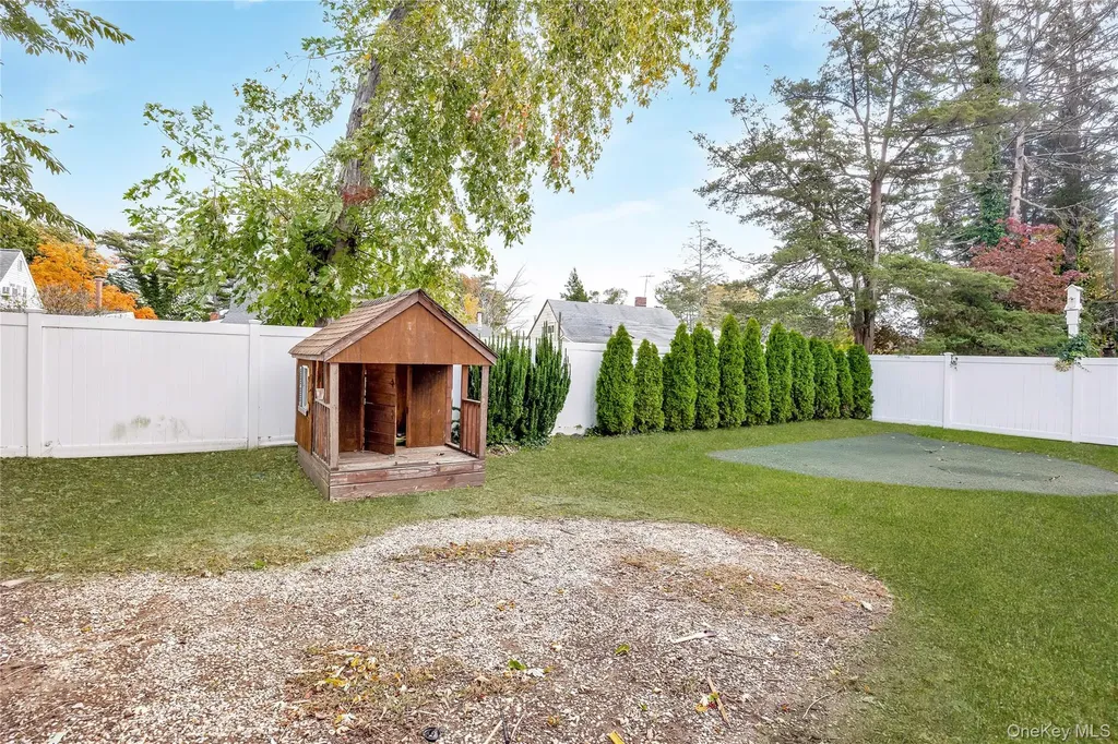 37 Angle Lane Hicksville NY 11801