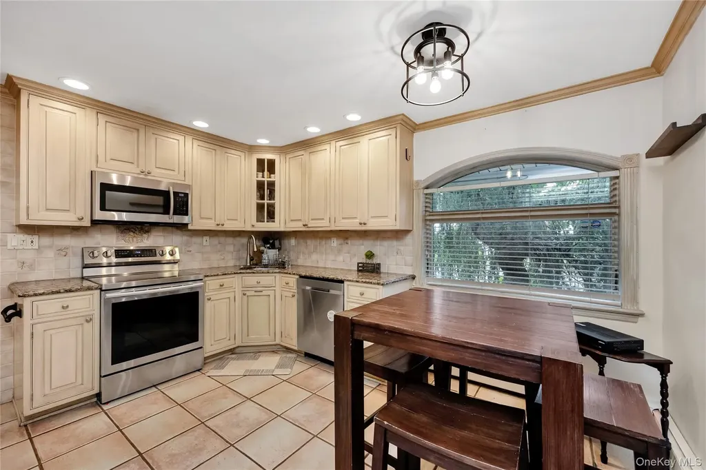 37 Angle Lane Hicksville NY 11801