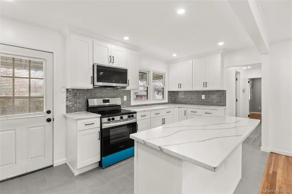 104 E Gates Avenue Lindenhurst NY 11757