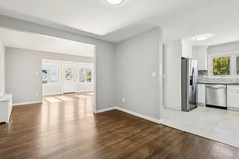 25 Roosevelt Street Bay Shore NY 11706