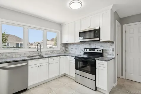 25 Roosevelt Street Bay Shore NY 11706