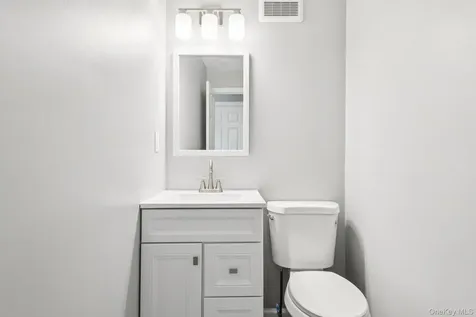 25 Roosevelt Street Bay Shore NY 11706