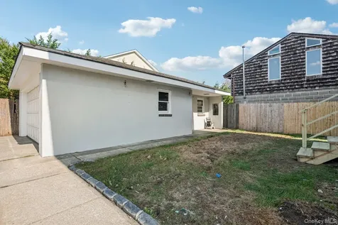 25 Roosevelt Street Bay Shore NY 11706