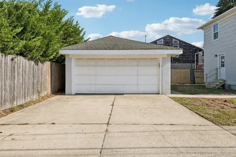 25 Roosevelt Street Bay Shore NY 11706