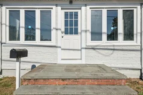 25 Roosevelt Street Bay Shore NY 11706