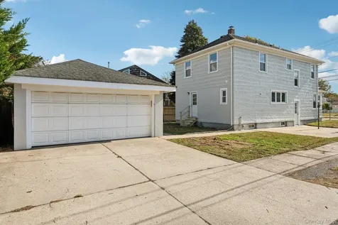 25 Roosevelt Street Bay Shore NY 11706