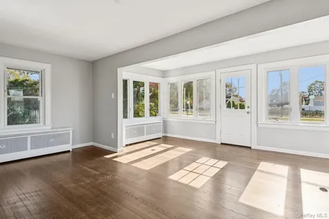 25 Roosevelt Street Bay Shore NY 11706