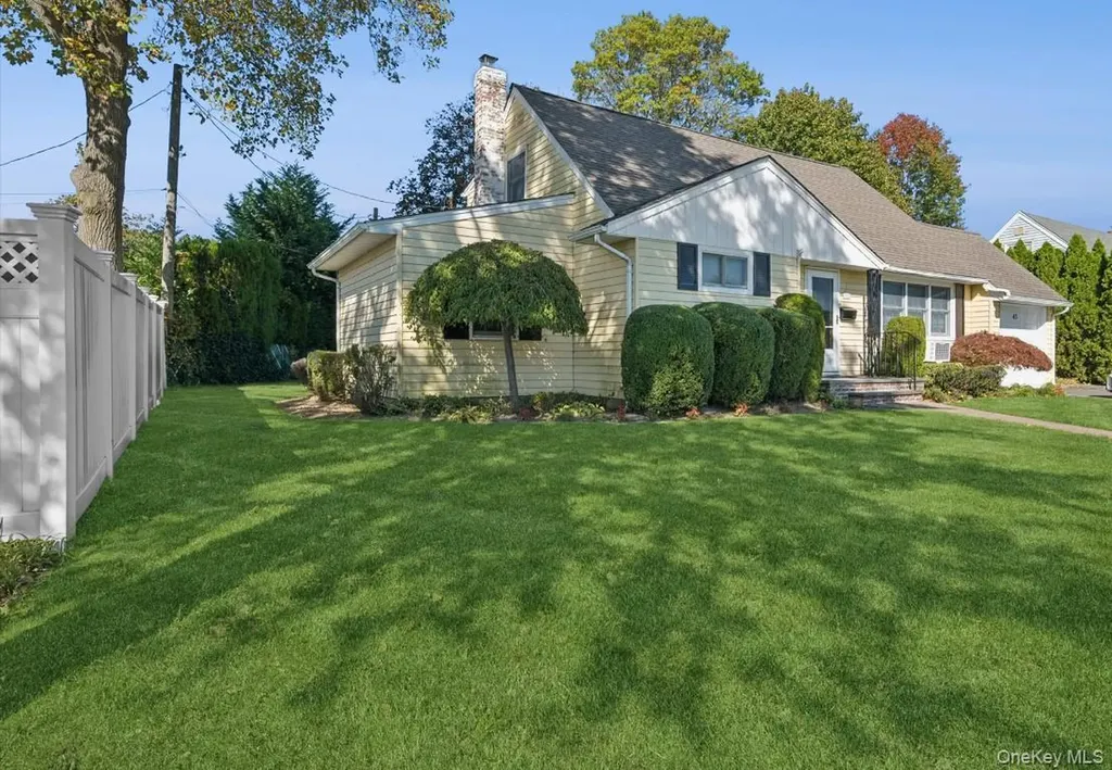 43 Briarcliff Road Westbury NY 11590