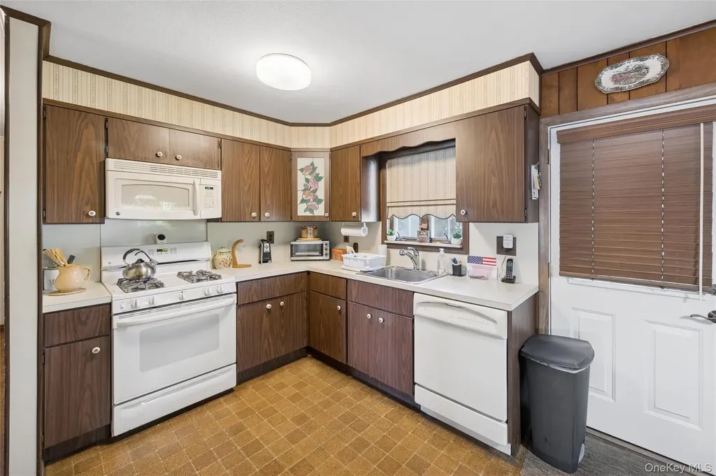 43 Briarcliff Road Westbury NY 11590