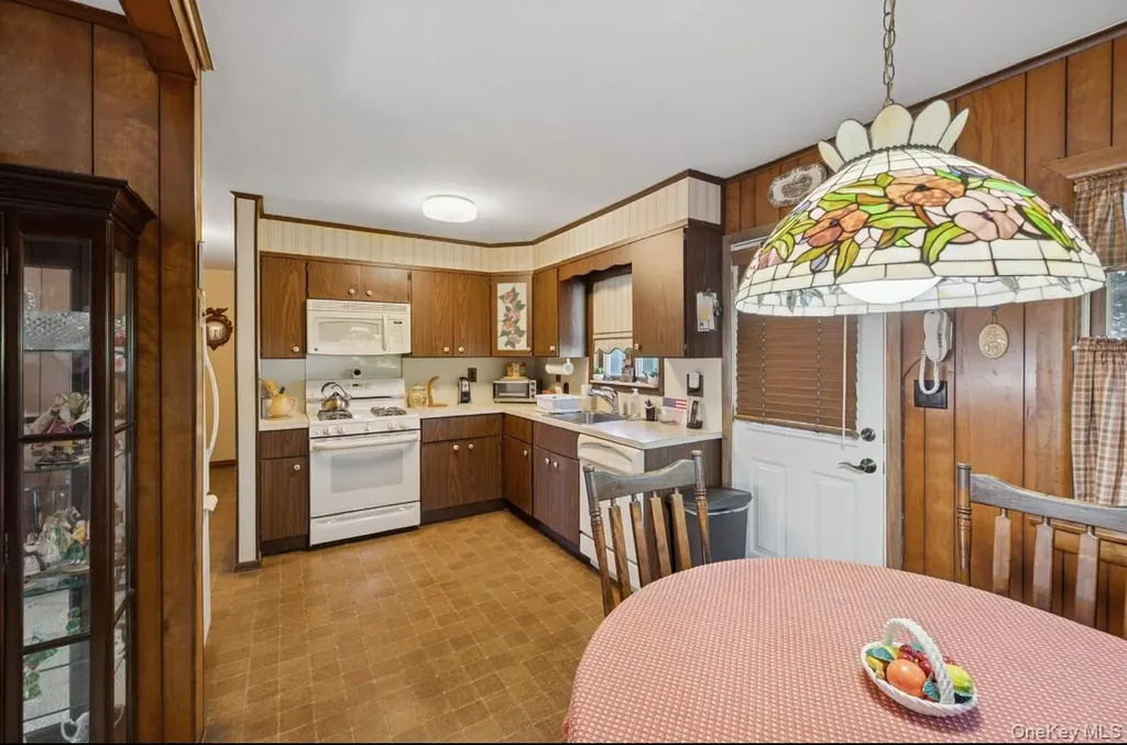 43 Briarcliff Road Westbury NY 11590