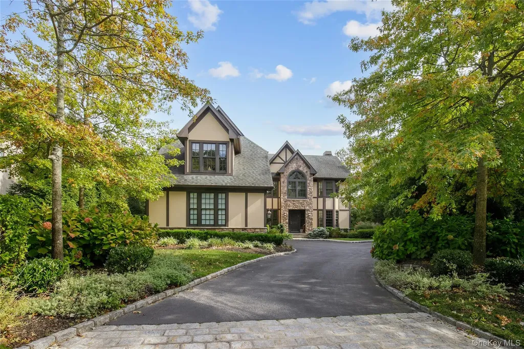 2 Earle Drive Muttontown NY 11791