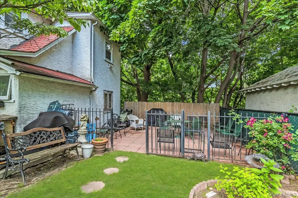 21 Hayden Avenue Great Neck NY 11024