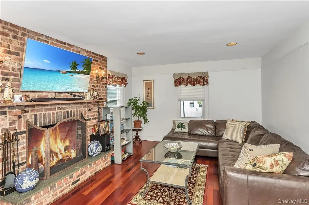 21 Hayden Avenue Great Neck NY 11024